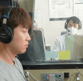 청력검사 부스에서 전문 검사 인력이 청력검사를 진행하는 모습